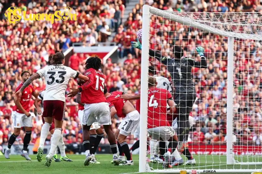 Altay Bayindir đã mắc lỗi trong bàn thắng của Arsenal