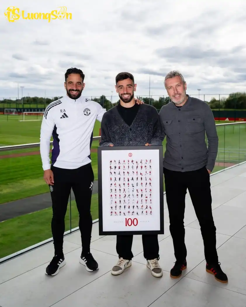 Đội trưởng MU và món quà từ ban lãnh đạo đội bóng. (Ảnh: Instagram)