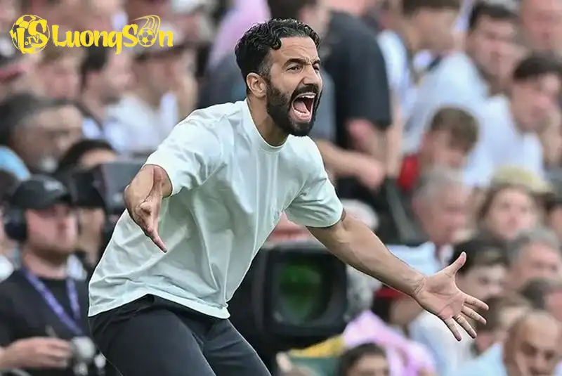 HLV Ruben Amorim vẫn chưa chốt tương lai của 3 cầu thủ MU (Ảnh: DailyMail)