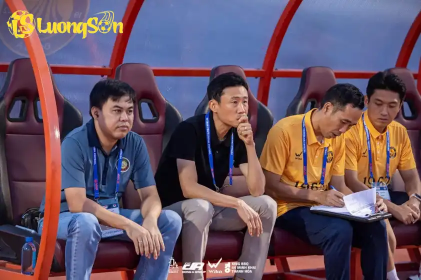 HLV Choi Won Kwon (áo đen) có chiến thắng đầu tiên cùng CLB Thanh Hóa HLV Choi Won Kwon (áo đen) có chiến thắng đầu tiên cùng CLB Thanh Hóa