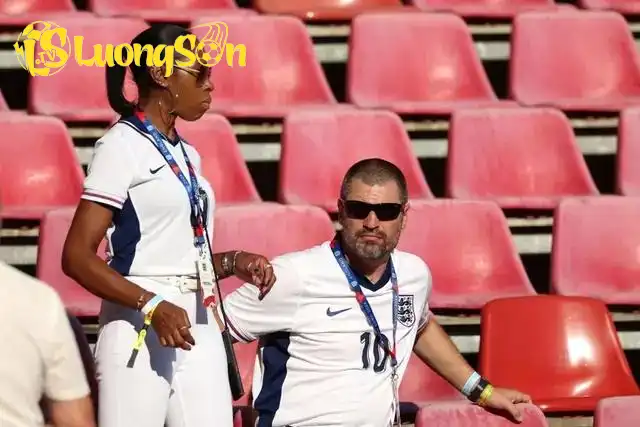 Cha mẹ của hai anh em Bellingham đang có tin đồn lục đục (Ảnh: SportBible) Cha mẹ của hai anh em Bellingham đang có tin đồn lục đục