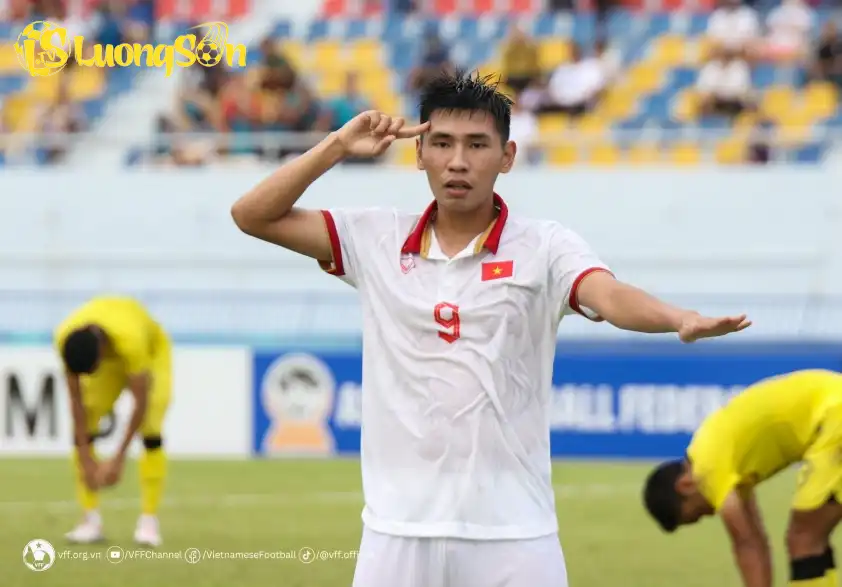 Đinh Xuân Tiến có chiều cao khiêm tốn nhưng là chân sút nguy hiểm Đinh Xuân Tiến có chiều cao khiêm tốn nhưng là chân sút nguy hiểm