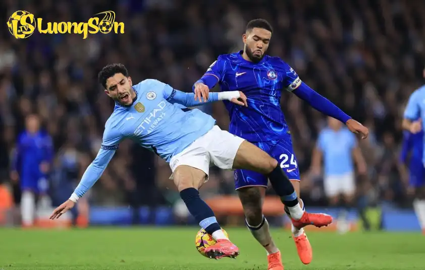 Marmoush vẫn chưa hoàn toàn bình phục sau chấn thương (Ảnh: SkySport) Marmoush vẫn chưa hoàn toàn bình phục sau chấn thương