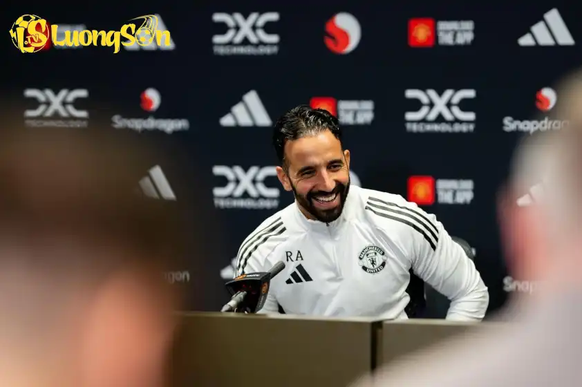 HLV Ruben Amorim đặt rất quyết tâm trước trận derby nước Anh với Liverpool (Ảnh: SkySport) HLV Ruben Amorim đặt rất quyết tâm trước trận derby nước Anh với Liverpool